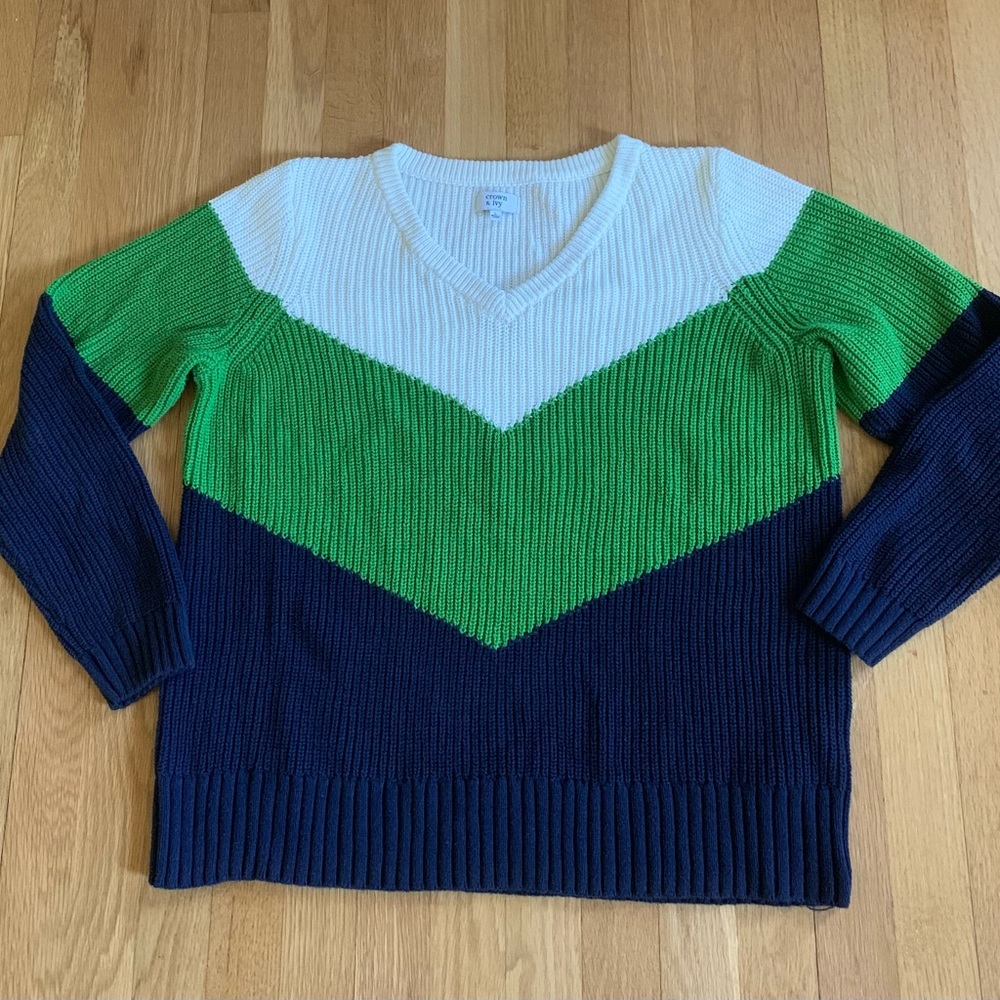 Crown & Ivy V neck, size large